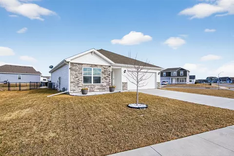 1011 35th St SW, Altoona, IA 50009