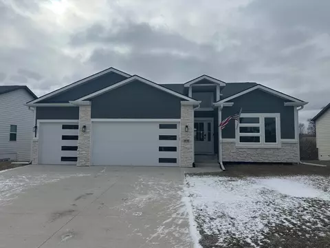 1070 Harrington Way, Waukee, IA 50263