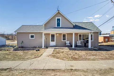 114 S Central Ave, Lacona, IA 50139
