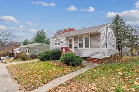 814 S 1st St, Knoxville, IA 50138