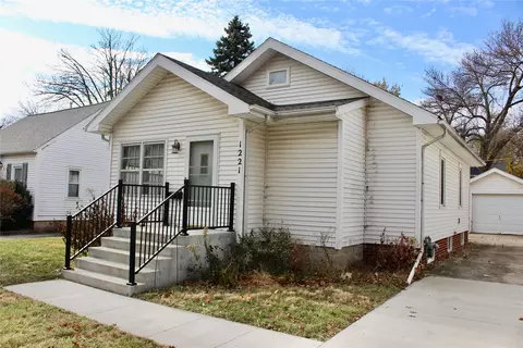 1221 Curtiss Ave, Ames, IA 50010