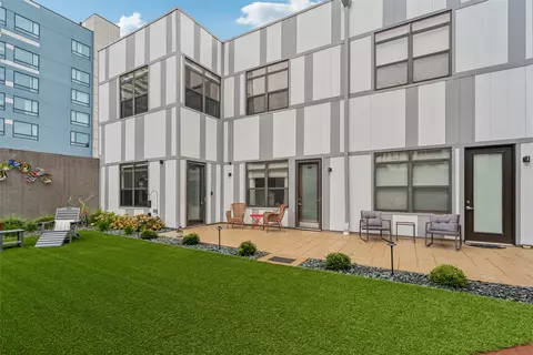 400 E Locust St #103, Des Moines, IA 50309