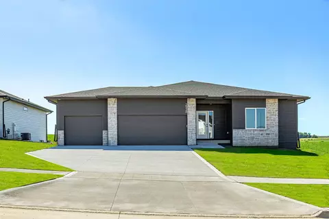 2938 NW Beechwood Dr, Grimes, IA 50111