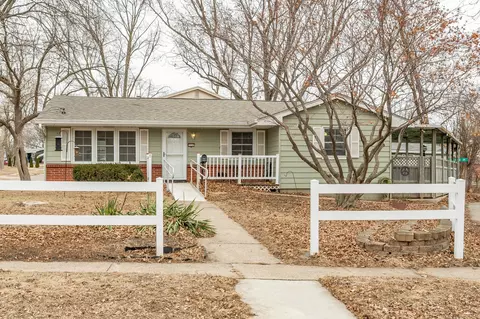 7737 Dellwood Dr, Urbandale, IA 50322