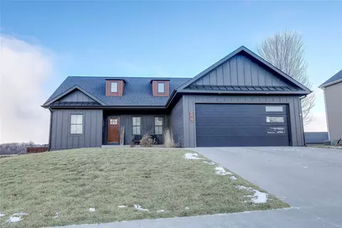 786 183rd Pl, Pella, IA 50219