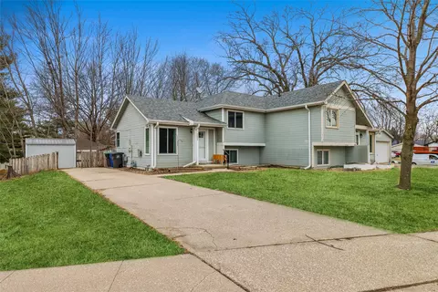 2220 E Rose Ave, Des Moines, IA 50320