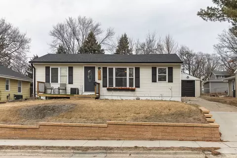 6811 Maryland Dr, Urbandale, IA 50322