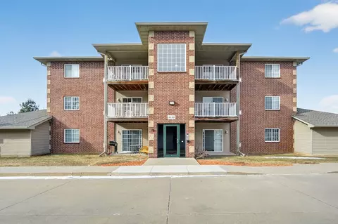 4140 100th St #5, Urbandale, IA 50322