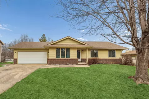 9601 Dennis Dr, Urbandale, IA 50322