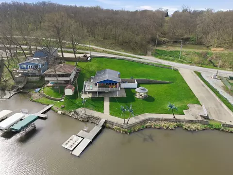 8314 Lakeshore Dr, Dexter, IA 50070