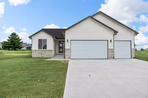1324 Lincoln Ct, Norwalk, IA 50211