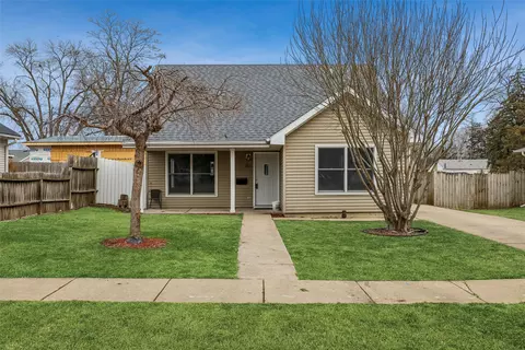903 E 27th Ct, Des Moines, IA 50317