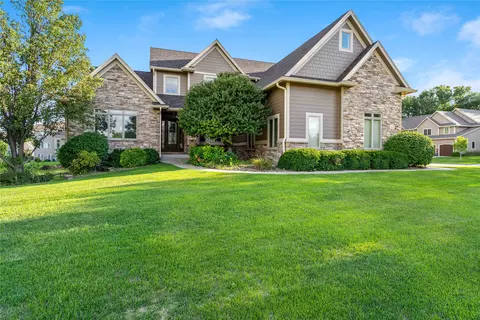 9136 Wooded Point Dr, Johnston, IA 50131