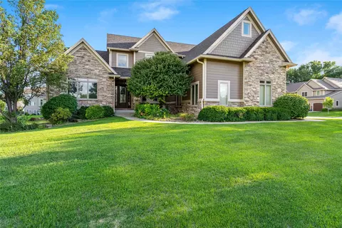9136 Wooded Point Dr, Johnston, IA 50131