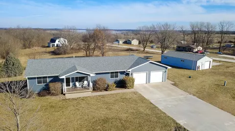 121 Valley View Dr, Knoxville, IA 50138