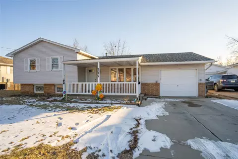 717 S 5th Ave E, Newton, IA 50208