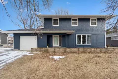 1828 Belmont Dr, Grinnell, IA 50112