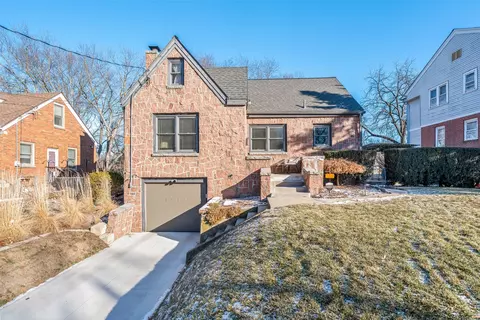 1633 38th St, Des Moines, IA 50310