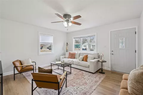 4016 E Seneca Ave, Des Moines, IA 50317