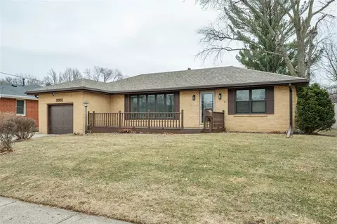 3900 Crestwood Rd, Des Moines, IA 50310