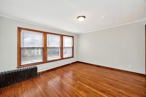 Living - 686 19th St, Des Moines, IA 50314 photo 2 of 7