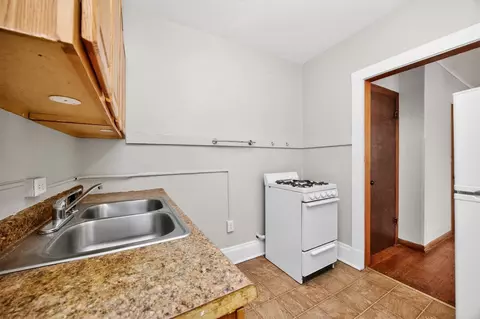 Kitchen - 686 19th St, Des Moines, IA 50314 photo 2 of 3