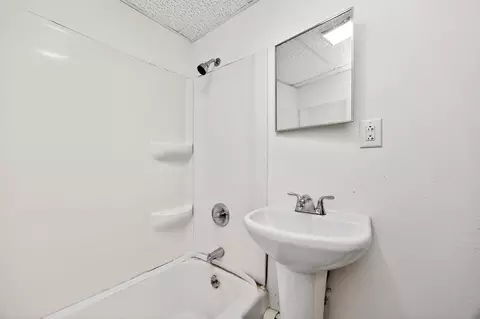 Bath - 686 19th St, Des Moines, IA 50314 photo 1 of 1