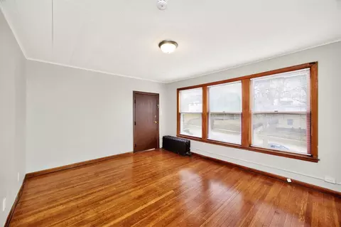 Living - 686 19th St, Des Moines, IA 50314 photo 3 of 7
