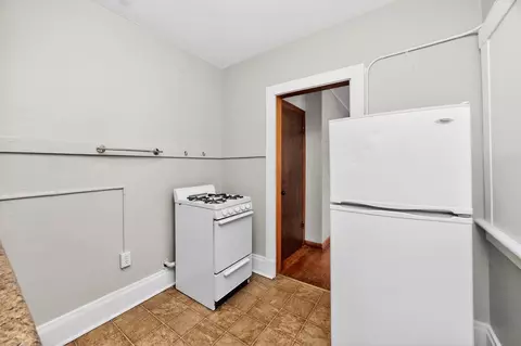 Kitchen - 686 19th St, Des Moines, IA 50314 photo 3 of 3