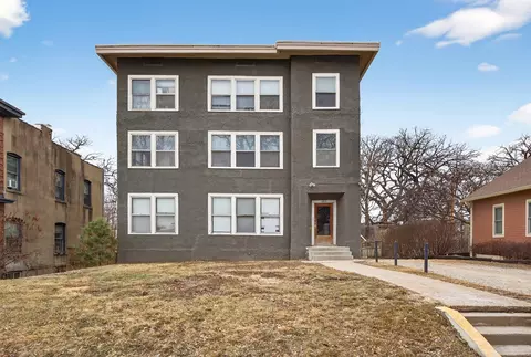 Exterior - 686 19th St, Des Moines, IA 50314 photo 2 of 4