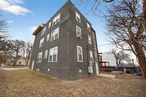 Exterior - 686 19th St, Des Moines, IA 50314 photo 4 of 4