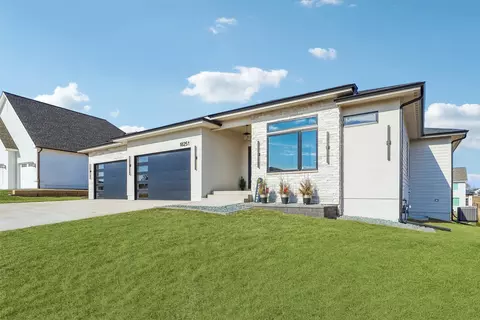 18251 Alderleaf Dr, Clive, IA 50325