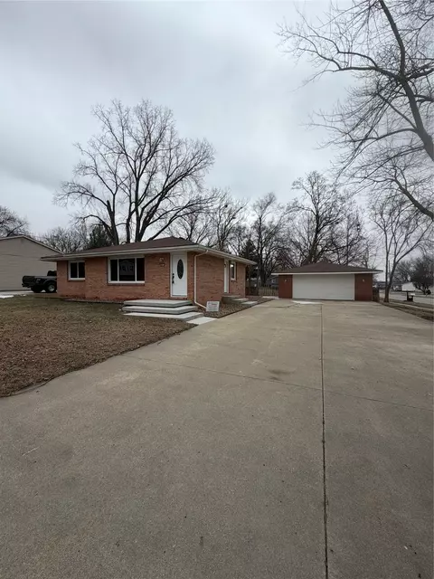 4801 Walnut Dr, Pleasant Hill, IA 50327