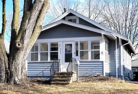 3905 Cambridge St, Des Moines, IA 50313