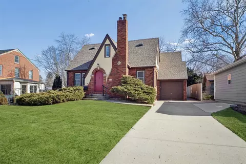 3215 44th St, Des Moines, IA 50310
