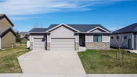 8881 Scarlet Dr, West Des Moines, IA 50266