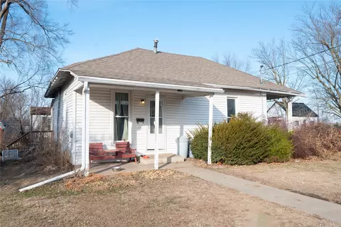 109 E Rock Is, Knoxville, IA 50138