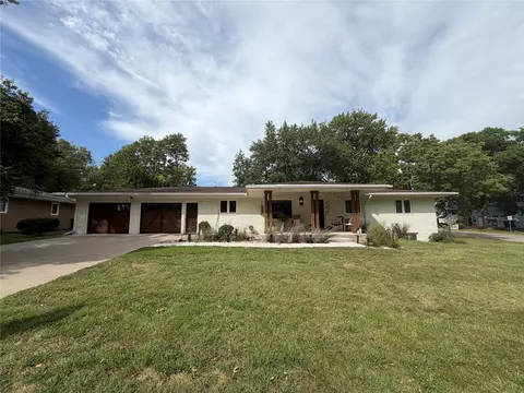 202 Independence St, Pella, IA 50219