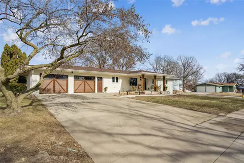 202 Independence St, Pella, IA 50219