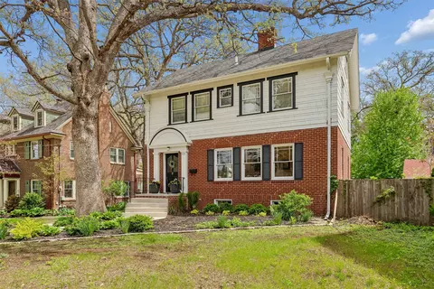 525 Waterbury Cir, Des Moines, IA 50312