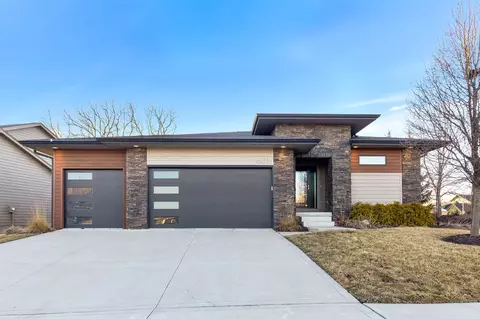 803 S 93rd St, West Des Moines, IA 50266