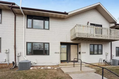 9213 Sandler Dr, Urbandale, IA 50322
