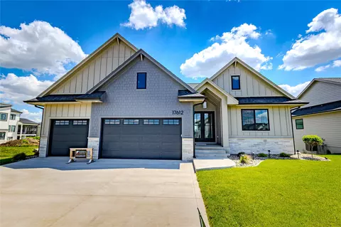 17612 Oakwood Dr, Urbandale, IA 50323