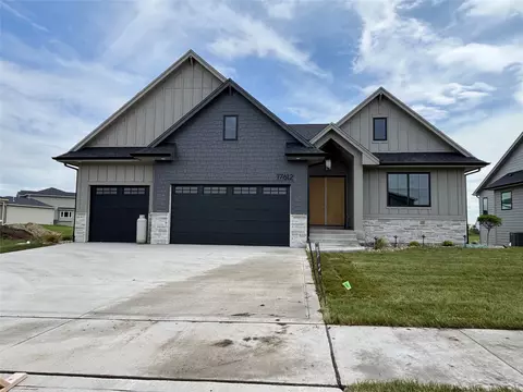 17612 Oakwood Dr, Urbandale, IA 50323