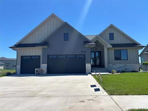 17612 Oakwood Dr, Urbandale, IA 50323