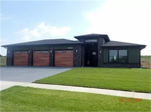1604 N G St, Indianola, IA 50125