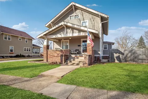 406 E 1st Ave, Indianola, IA 50125