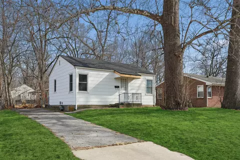 1131 69th St, Windsor Heights, IA 50324