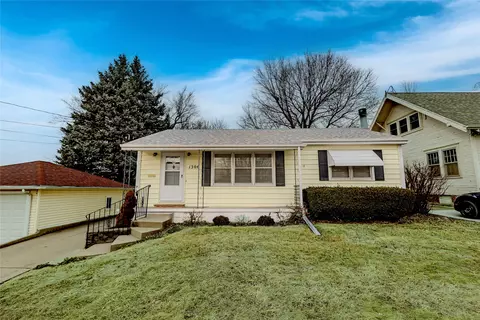 1306 Ridgeway Dr, Newton, IA 50208