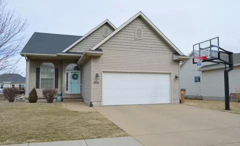 805 SE 16th St, Grimes, IA 50111